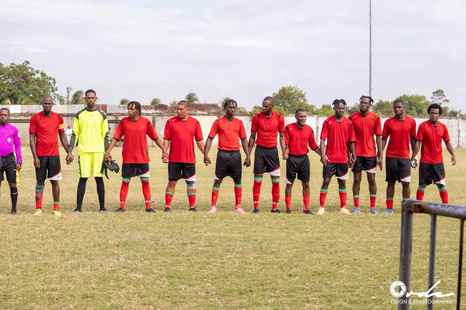 Spelers van Coronieboys op het veld